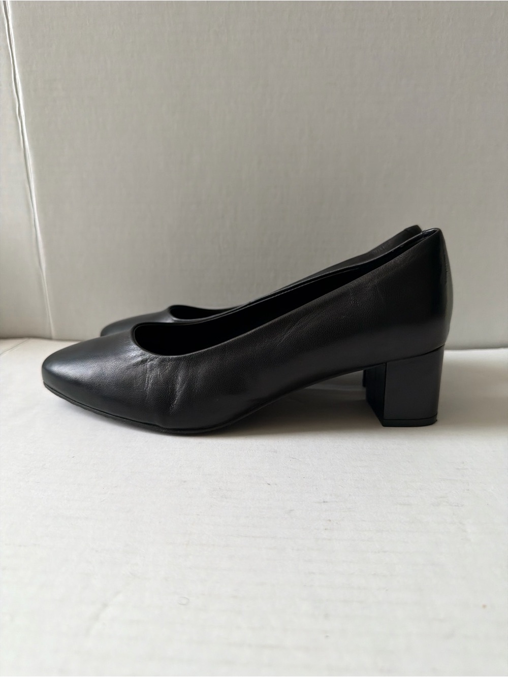 Trotters Black Leather Mid Block Heel Pumps